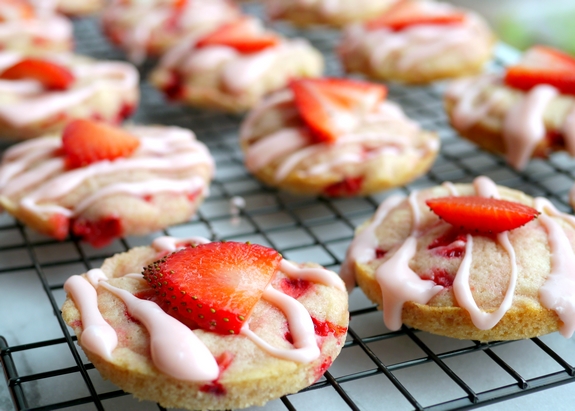 Strawberry-Shortcake-Cookies-using-fresh-strawberries-and-cream-to-mimic-a-favorite-dessert.